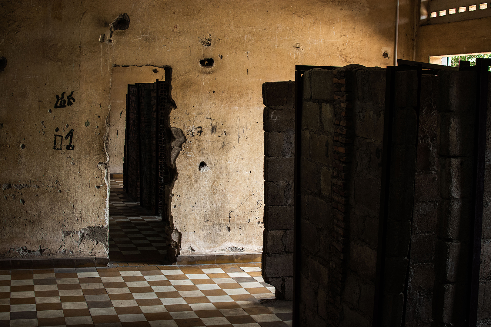 Fotografía das diminutas celdas de Tuol Sleng | Sergio Casal ©